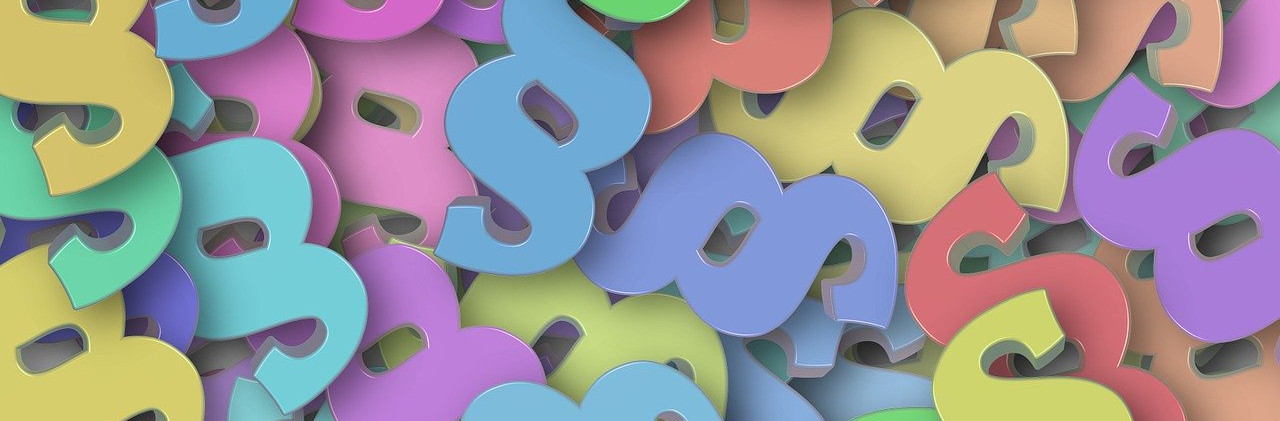 Das Bild zeigt bunte Paragrafen.