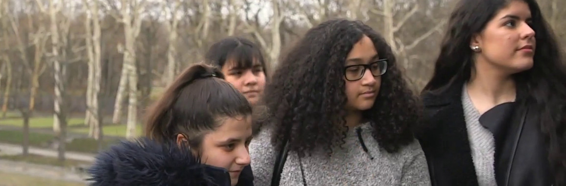Das Bild zeigt Schüler*innen der Berliner Refik-Veseli-Schule bei einer Exkursion.