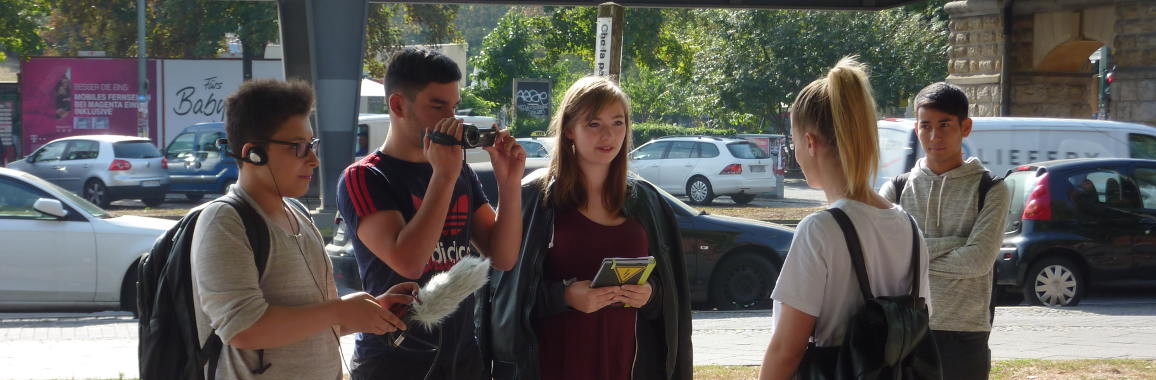 Jugendliche filmen ein Straßen-Interview
