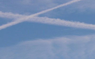 Auf dem Foto ist ein blauer Himmel mit Kondensstreifen zu sehen.
