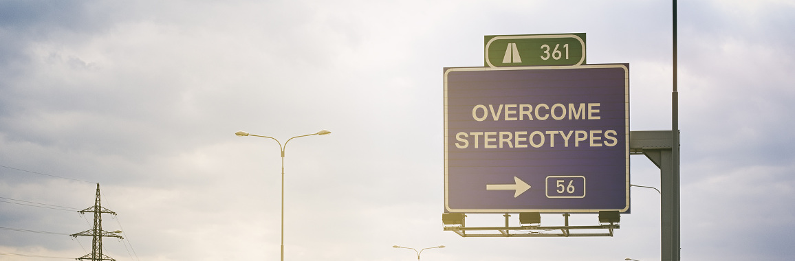 Das Foto zeigt ein Straßenschild, auf dem "Overcome Stereotypes" (Deutsch: "Stereotype überwinden") steht.